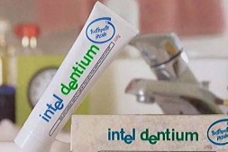 英特尔酷睿i9依然采用硅脂填充,满载CPU温度轻松破百